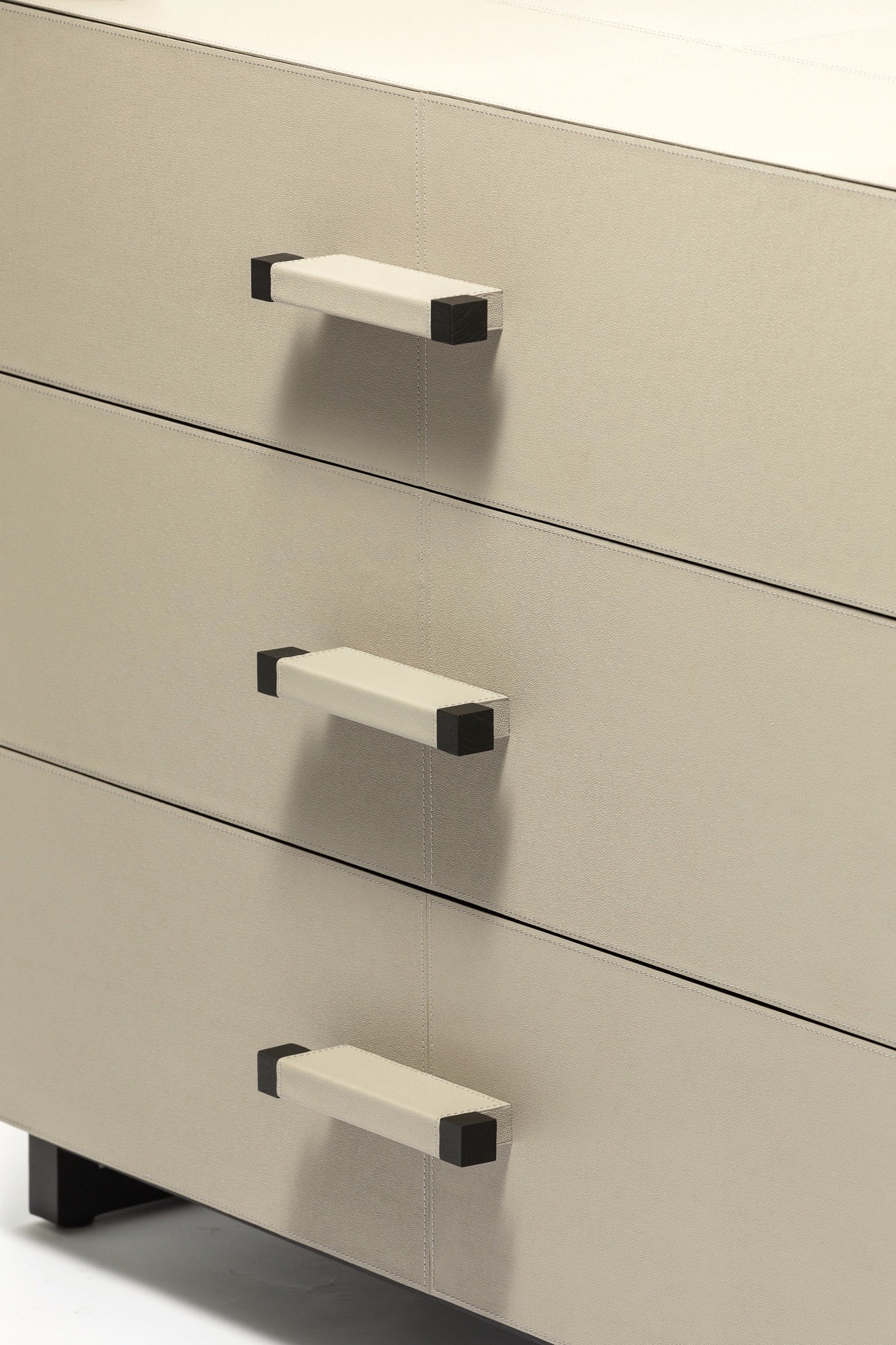 Linea Nera Chest French Grey Leather