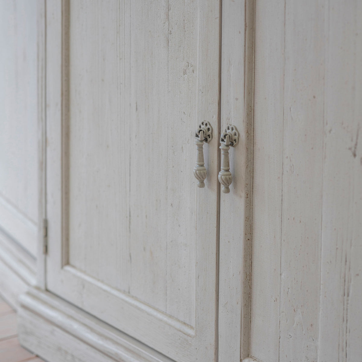Loumarin White Sideboard — view 2